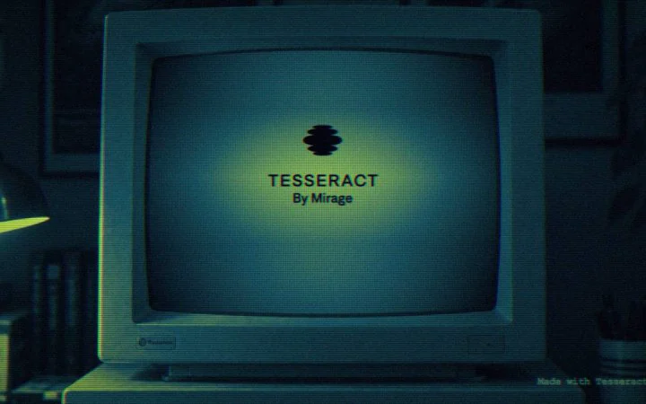 Постер Tesseract: старый монитор на столе в кислотной обработке
