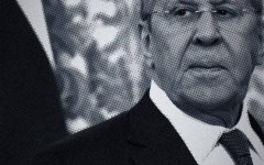 Кадр с заседания: камера на зале, крупная типографика на кадре